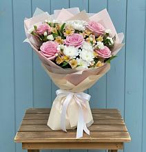 Букет цветов из:  Гвоздики, Орхидеи и Розы в Суровикино