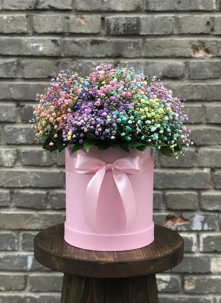 Цветочная композиция из Гипсофила и Розы в шляпной коробке в Суровикино