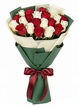 Букет Микс из красных и белых роз в Суровикино