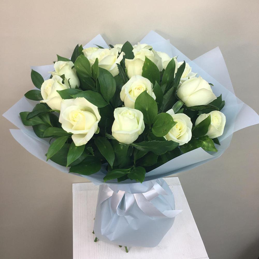 Букет 15 Белых роз Проуд в Суровикино