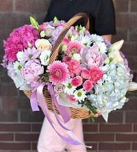 Композиция солнечный день в Суровикино Цветочная композиция из Розы, Хризантемы, Пионы и Лизиантусы в корзине в Суровикино