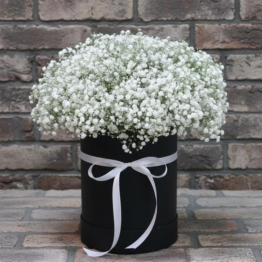 Цветочная композиция из Гипсофила в шляпной коробке в Суровикино