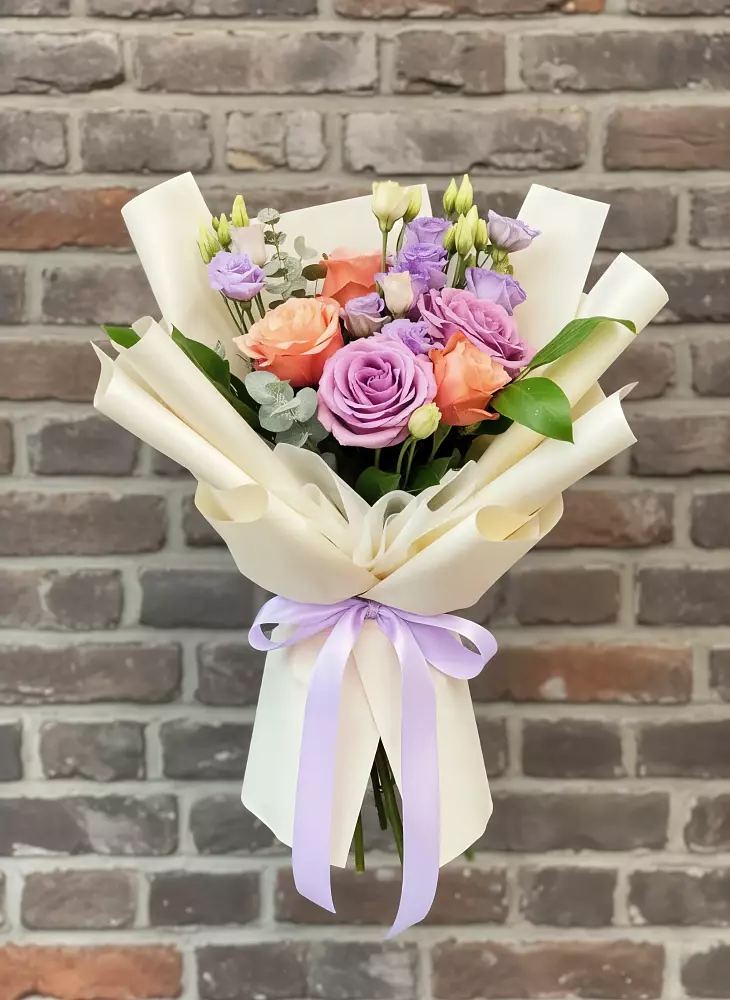 Букет цветов из: Лизиантусы и Розы в Суровикино