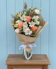 Букет цветов из:  Альстромерии, Лизиантусы, Розы и Хризантемы в Суровикино