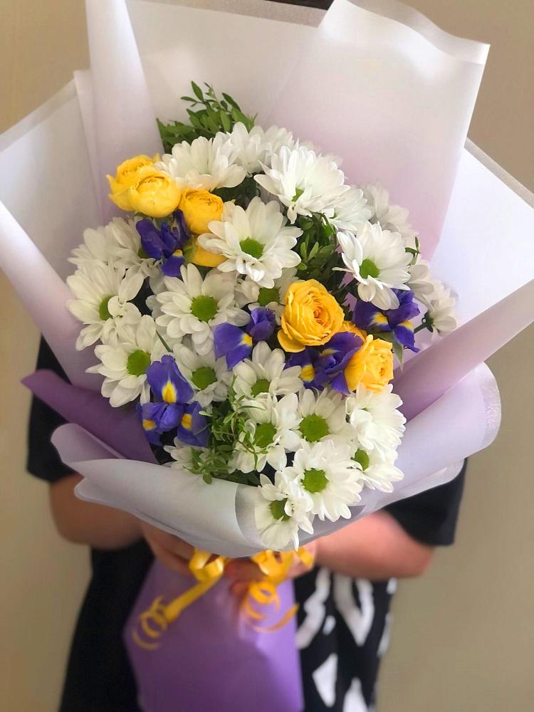 Букет цветов из: Ирисы, Хризантемы и Розы в Суровикино