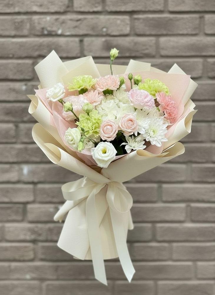 Букет цветов из: Гвоздики, Розы, Лизиантусы и Хризантемы в Суровикино