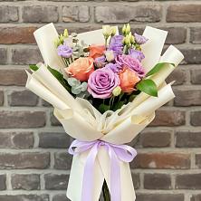 Букет цветов из:  Лизиантусы и Розы в Суровикино