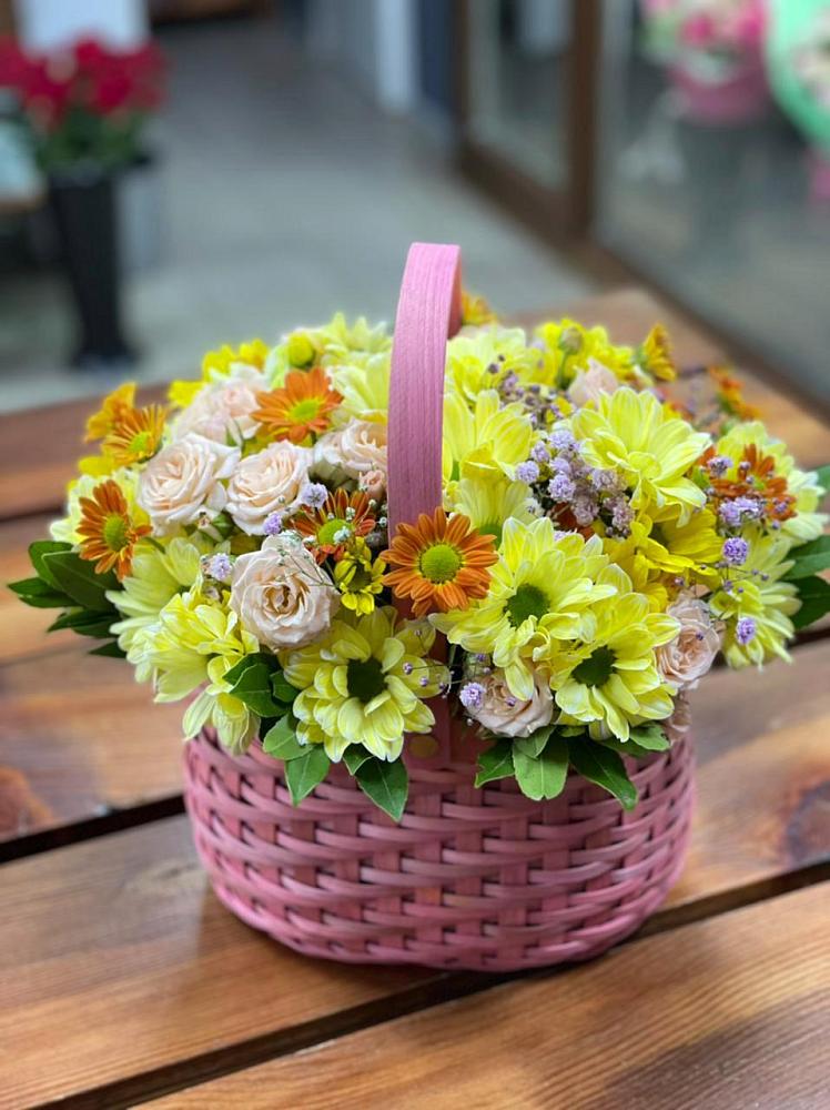 Цветочная композиция из Хризантемы и Розы в корзине в Суровикино