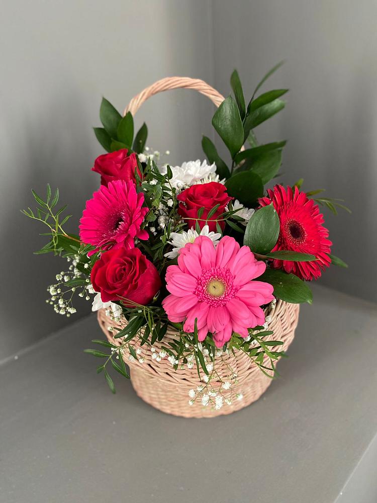 Цветочная композиция из Розы, Хризантемы и Герберы в корзине в Суровикино
