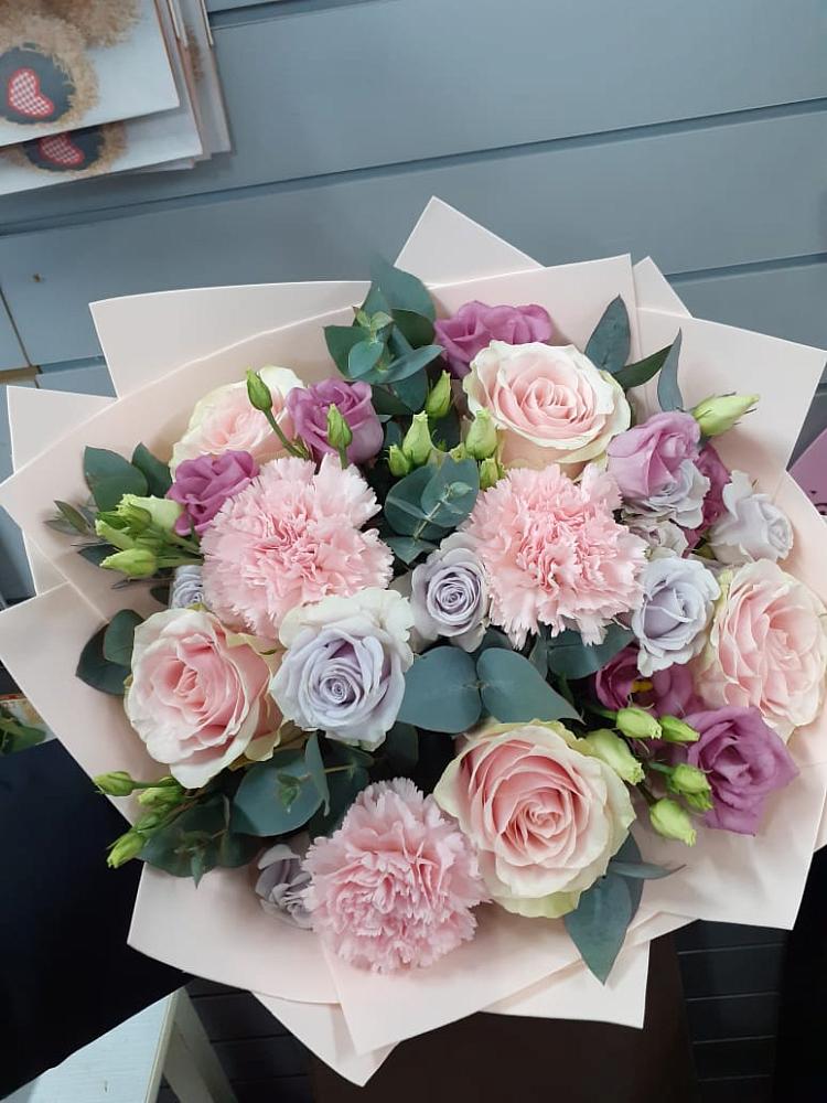 Букет цветов из: Розы, Гвоздики и Лизиантусы в Суровикино