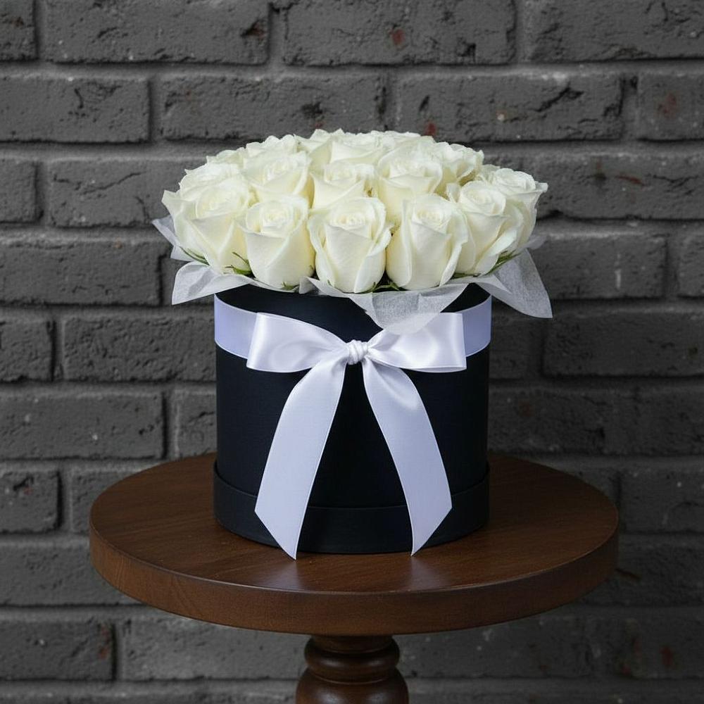 Цветочная композиция из Розы в шляпной коробке в Суровикино