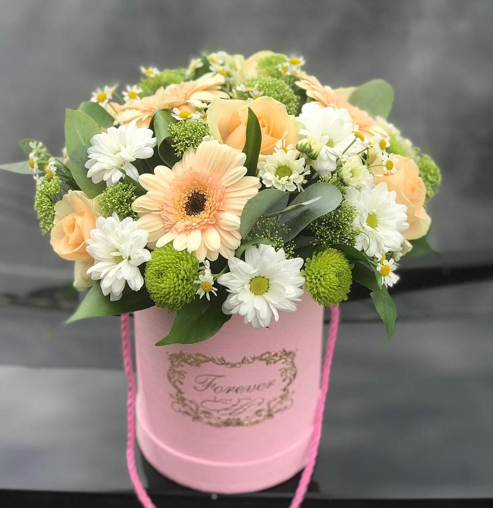 Цветочная композиция из Розы, Герберы и Хризантемы в шляпной коробке в Суровикино