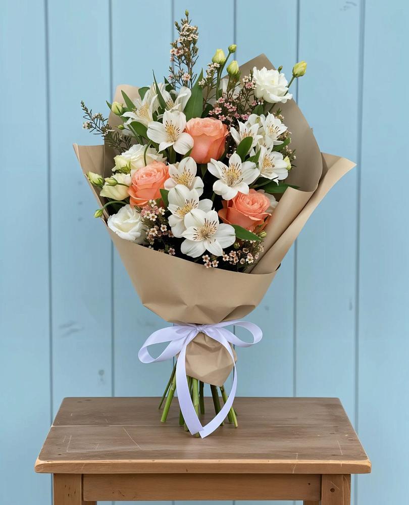 Букет цветов из: Альстромерии, Лизиантусы, Розы и Хризантемы в Суровикино
