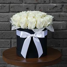 Цветочная композиция из Розы в шляпной коробке в Суровикино